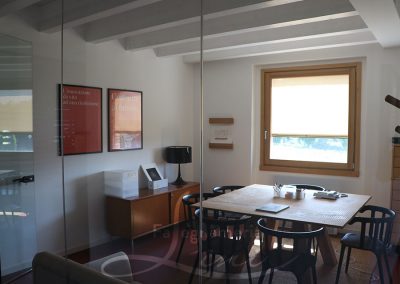 Falegnameria Lini realizzazione e installazione serramenti serramenti esterni interni, rivestimento scale in legno Moretti uffici in Franciacorta